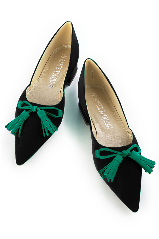 Matt black and emerald green women's dress pumps, with a knot on the front. Pointed toe. Flat block heels. Top view - Florence KOOIJMAN